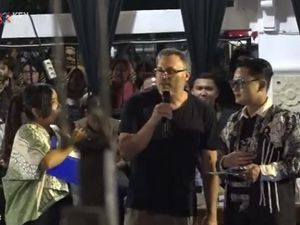 Senangnya Turis Amerika Dapat Kesempatan Nonton Festival Ronthek Pacitan Senangnya Turis Amerika Dapat Kesempatan Nonton Festival Ronthek Pacitan