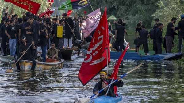 Umat Muslim India Merayakan Muharram di Atas Perahu Kayu