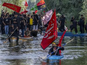 Umat Muslim India Merayakan Muharram di Atas Perahu Kayu