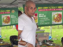 Wajahnya Mirip Selebriti, 5 Penjual Makanan Ini Auto Laris Manis Wajahnya Mirip Selebriti, 5 Penjual Makanan Ini Auto Laris Manis