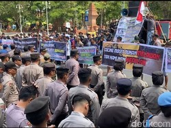 Jalan Rusak Parah, Ratusan Warga Pule Trenggalek Demo Tuntut Pembangunan