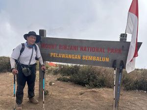 Seru Juga, Aki-aki Rayakan Ultah ke-61 dengan Mendaki Gunung Rinjani dan Agung