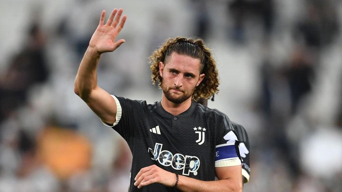  Adrien Rabiot of Juventus acknowledges the fans after the Serie A TIM match between Juventus and US Salernitana at Allianz Stadium on May 12, 2024 in Turin, Italy. (Photo by Valerio Pennicino/Getty Images)