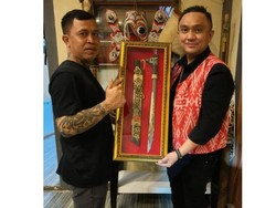 Pdm KRA Victor Rarung Hadiningrat Terima Mandau Dayak dari Panglima Jilah
