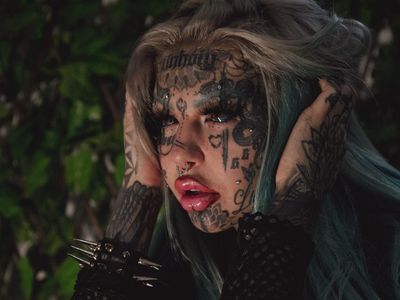 Potret Wanita Naga yang Makin Ekstrem, Tato Bola Mata Jadi Warna Galaksi