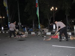 Gercep Polisi Bersihkan Sampah Usai Lamongan Bersholawat