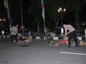 Gercep Polisi Bersihkan Sampah Usai Lamongan Bersholawat Gercep Polisi Bersihkan Sampah Usai Lamongan Bersholawat