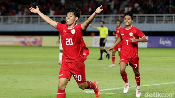 Arlyansah Abdulmanan, pemain Timnas U-19  melakukan selebrasi usai mencetak gol ke gawang Philipina dalam laga Piala AFF U-19 di Stadion Gelora Bung Tomo Surabaya, Rabu (17/7/2024).