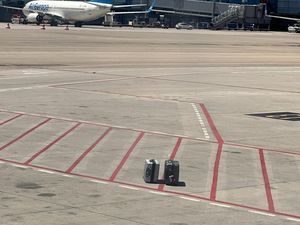 Penumpang Melihat Koper Tertinggal di Landasan Pacu Bandara, eh Ternyata Miliknya