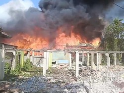 Diduga Korsleting Listrik, 2 Rumah dan Bedeng di Palembang Hangus Terbakar