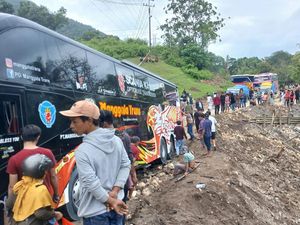 Bus Tujuan Toraja Terjebak Jalan Ambles di Enrekang, Lalin Sempat Macet 5 Jam