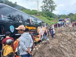 Bus Tujuan Toraja Terjebak Jalan Ambles di Enrekang, Lalin Sempat Macet 5 Jam