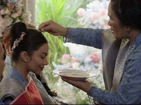 Film Catatan Harian Menantu Sinting (2024) Ariel Tatum sebagai Minar dalam film Catatan Harian Menantu Sinting (2024). (Soraya Intercine Films via IMDb)