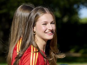 Foto: Putri Leonor Pakai Jersey Bola, Sambut Timnas Spanyol dari Piala Euro Foto: Putri Leonor Pakai Jersey Bola, Sambut Timnas Spanyol dari Piala Euro