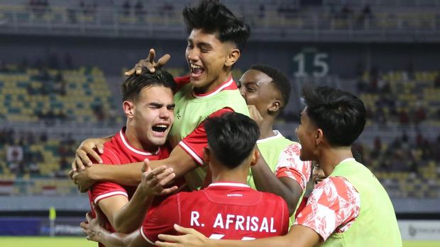 Pesepak bola Timnas Indonesia U-19 Jens Raven (kiri) melakukan selebrasi bersama rekan-rekannya usai mencetak gol ke gawang Timnas Filipina U-19 pada pertandingan Grup A ASEAN U-19 Boys Championship atau AFF U-19 di Stadion Gelora Bung Tomo, Surabaya, Jawa Timur, Rabu (17/7/2024). Indonesia U-19 mengalahkan Filipina dengan skor 6-0. ANTARA FOTO/Moch Asim/tom.