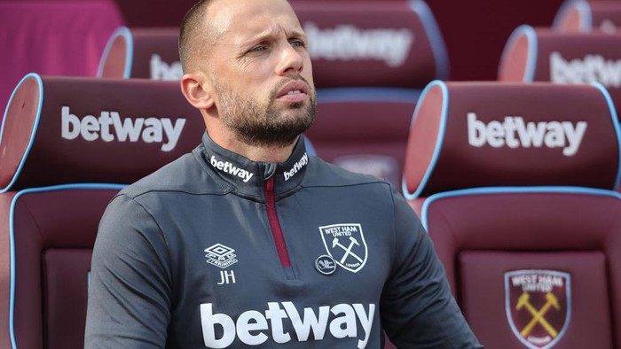 LONDON, ENGLAND - OCTOBER 8: West Ham United first team coach John Heitinga during the Premier League match between West Ham United and Newcastle United at London Stadium on October 8, 2023 in London, United Kingdom. (Photo by Rob Newell - CameraSport via Getty Images)