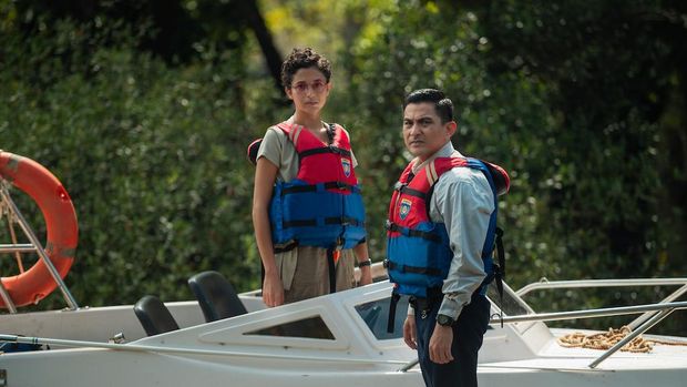 Borderless Fog. (L to R) Putri Marino as Sanja, Yoga Pratama as Tomas in Borderless Fog. Cr. Courtesy of Netflix © 2024