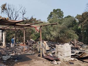 Damkar Ambil Air Kolam Renang Demi Padamkan Kebakaran Lapak Pondok Pinang