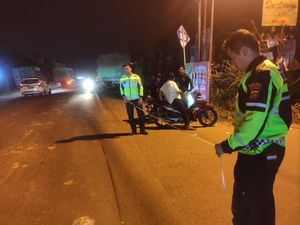 Hindari Mobil hingga Masuk Jalur Lawan, Adi Tewas Adu Kambing dengan Truk