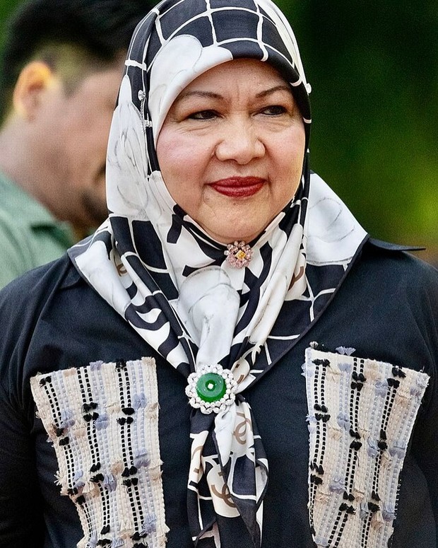 Mariam Abdul Aziz kenakan kemeja dari Studio TUI