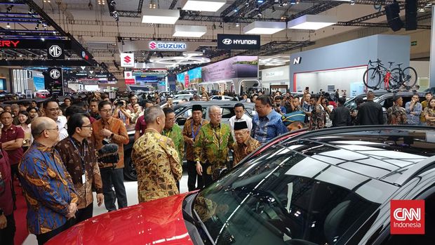 Wakil Presiden Ma'ruf Amin mengunjungi berbagai stan di Gaikindo Indonesia International Auto Show (GIIAS) 2024, Kamis (18/7/2024).