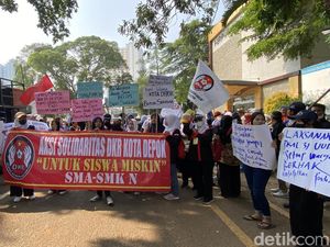 Massa Demo Minta Walkot Depok Tambah Rombel Buntut Siswa Tak Lolos SMAN Massa Demo Minta Walkot Depok Tambah Rombel Buntut Siswa Tak Lolos SMAN