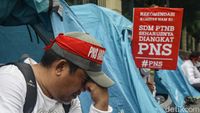 Minta Diangkat Jadi PNS, Dosen Unjuk Rasa dan Bangun Tenda di Trotoar