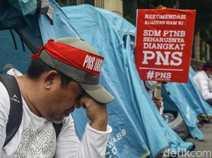 Minta Diangkat Jadi PNS, Dosen Unjuk Rasa dan Bangun Tenda di Trotoar