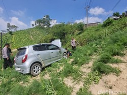 Sopir Lihat Persneling, Ayla Bablas Terjun ke Ladang di Cepogo Boyolali