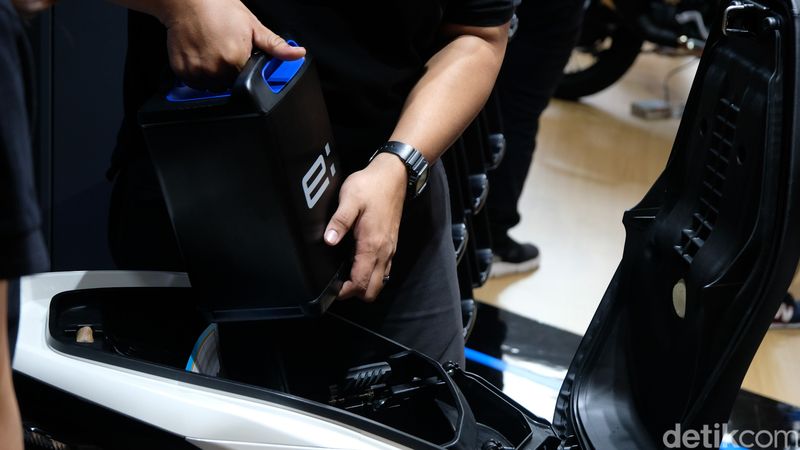 PT AHM memboyong motor canggihnya di GIIAS 2024 di ICE BSD City, Tangerang. Ada moge adventure CRF1100L Africa Twin dan skutik listrik Honda EM1 e:.