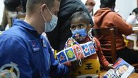 Momen Astronot Rusia Hibur Anak-anak Penderita Kanker di Rumah Sakit
