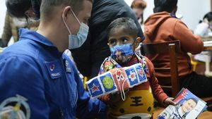 Momen Astronot Rusia Hibur Anak-anak Penderita Kanker di Rumah Sakit
