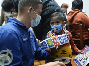 Momen Astronot Rusia Hibur Anak-anak Penderita Kanker di Rumah Sakit Momen Astronot Rusia Hibur Anak-anak Penderita Kanker di Rumah Sakit
