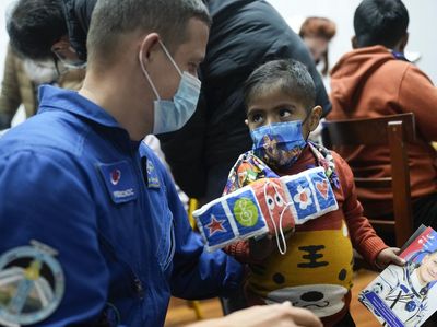 Momen Astronot Rusia Hibur Anak-anak Penderita Kanker di Rumah Sakit