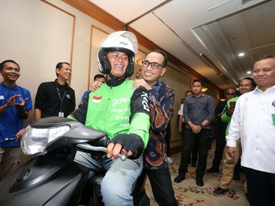Momen Menhub Budi Karya Ceria Dibonceng Ojol