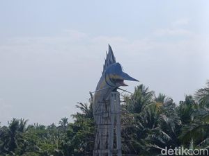 Patung Ikan Marlin Rp 1,8 M yang Sempat Terdampar Akhirnya Terpasang Patung Ikan Marlin Rp 1,8 M yang Sempat Terdampar Akhirnya Terpasang
