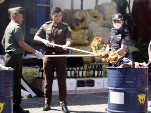 Pakaian Impor Ilegal Senilai Rp 243 Juta Dimusnahkan!