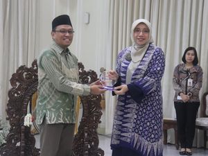 Berdayakan Masyarakat Lewat ZIS, Paragon Raih Penghargaan dari Forum Zakat