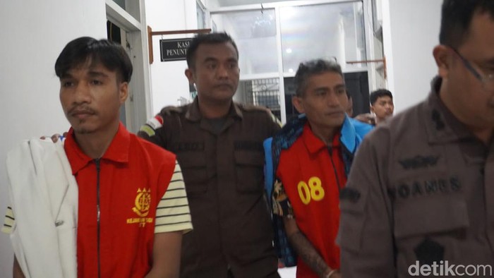Penyidik Kejati NTT menggiring kedua tersangka tindakan melawan hukum korupsi penyelenggaraan cadangan beras pemerintah (CBP) pada Perum Bulog Kantor Cabang Waingapu, Kamis (18/7/2024). (Foto: Simon Selly/detikBali) Penyidik Kejati NTT menggiring kedua tersangka tindakan melawan hukum korupsi penyelenggaraan cadangan beras pemerintah (CBP) pada Perum Bulog Kantor Cabang Waingapu, Kamis (18/7/2024). (Foto: Simon Selly/detikBali)