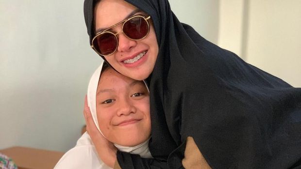 Pernah Bersekolah di Pesantren, Ini 6 Potret Lolly yang Kini Berhijab