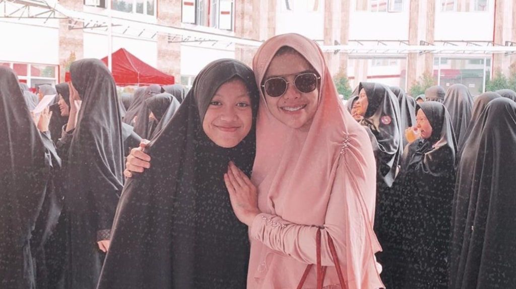 Pernah Bersekolah di Pesantren, Ini 6 Potret Lolly yang Kini Berhijab