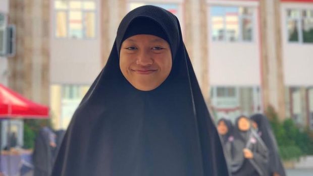 Pernah Bersekolah di Pesantren, Ini 6 Potret Lolly yang Kini Berhijab
