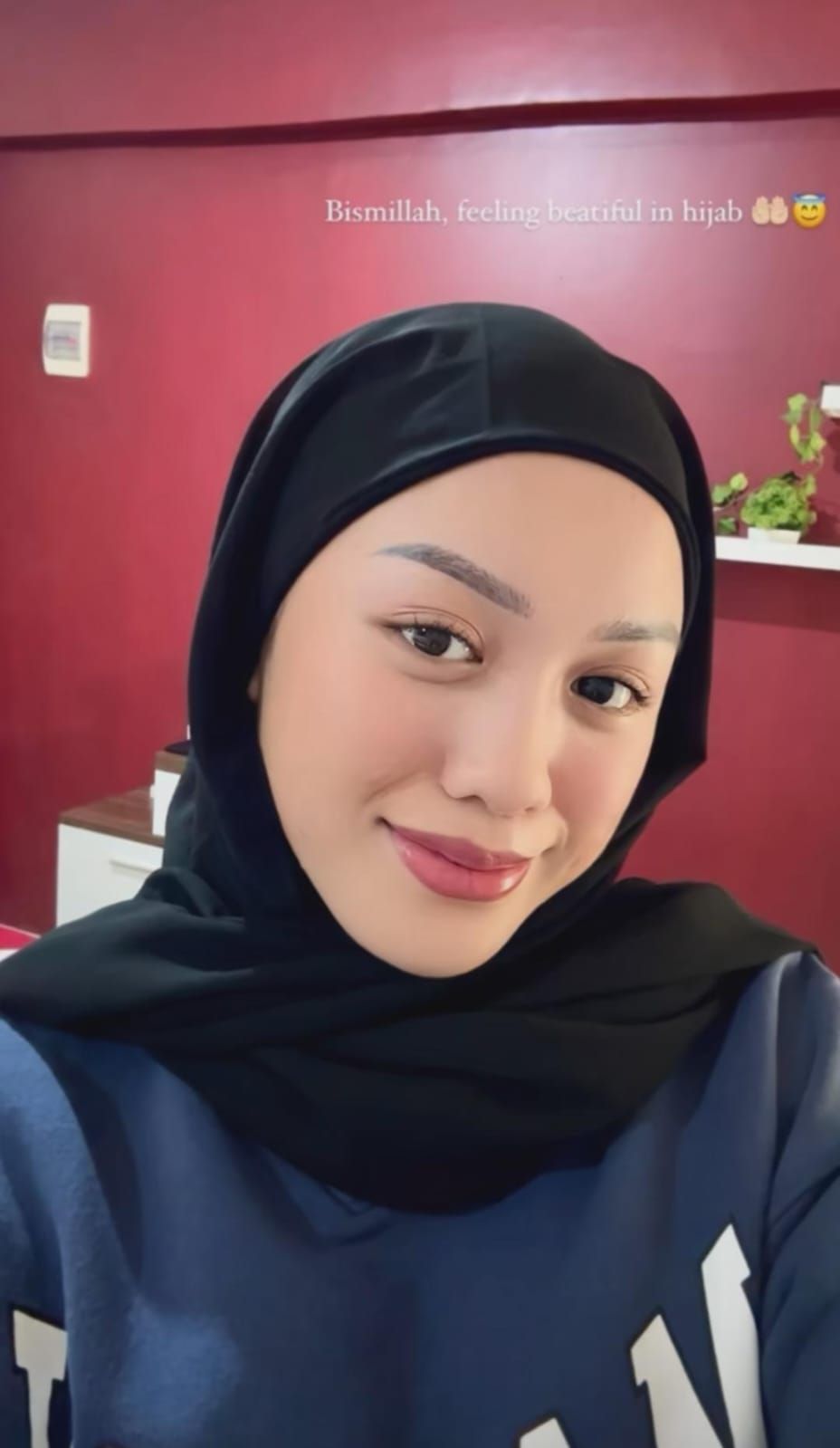 Pernah Bersekolah di Pesantren, Ini 6 Potret Lolly yang Kini Berhijab