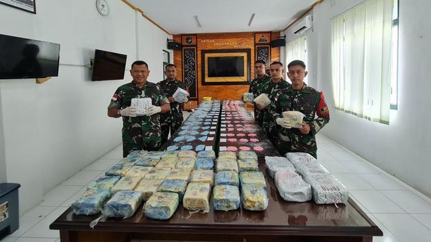 Personel TNI AD menggagalkan upaya penyelundupan narkoba jenis sabu dan pil ekstasi di Temajuk, Kalbar. Hampir 36 kg sabu disita aparat Dok. Istimewa)