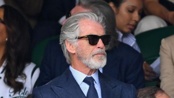 Gaya Pierce Brosnan Nonton Wimbledon Curi Atensi, Aura James Bond Tak Luntur