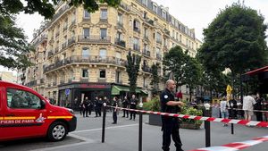 Polisi Berjaga Usai Insiden Mobil Tabrak Kafe di Paris