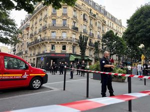 Polisi Berjaga Usai Insiden Mobil Tabrak Kafe di Paris Polisi Berjaga Usai Insiden Mobil Tabrak Kafe di Paris