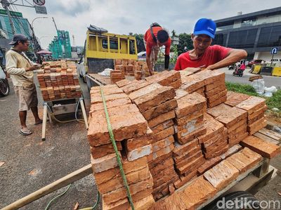 Potret Buruh Harian Lepas Mencari Rezeki di Ibu Kota