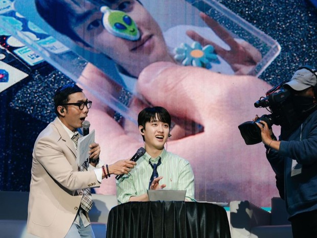Potret Indra Herlambang dan Doh Kyung Soo dalam fanmeeting 'Bloom' di Jakarta