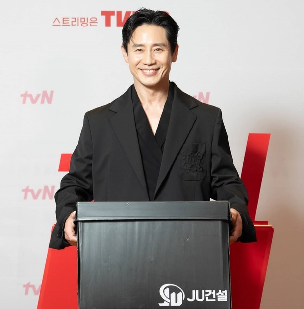 Potret press conference Shin Ha Kyun/ Foto: instagram.com/tvn_drama